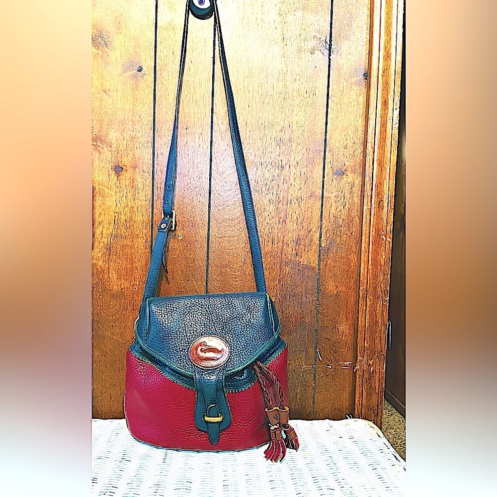 Beautiful Vintage Weathered Leather Dooney And Bourke knapsack purse